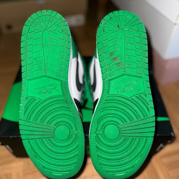 AIR JORDAN 1 RETRO HIGH OG GS
BLACK/LUCKY GREEN-WHITE
Read description *** - Picture 4 of 4